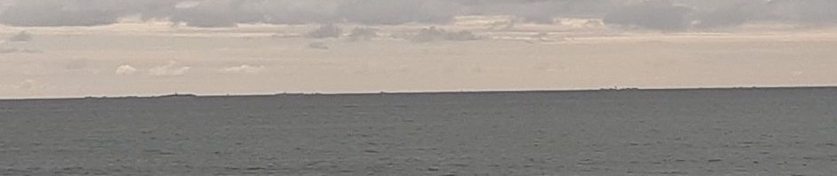 LÎle aux Moutons et Les Glénan se détachent sur la ligne d'horizon